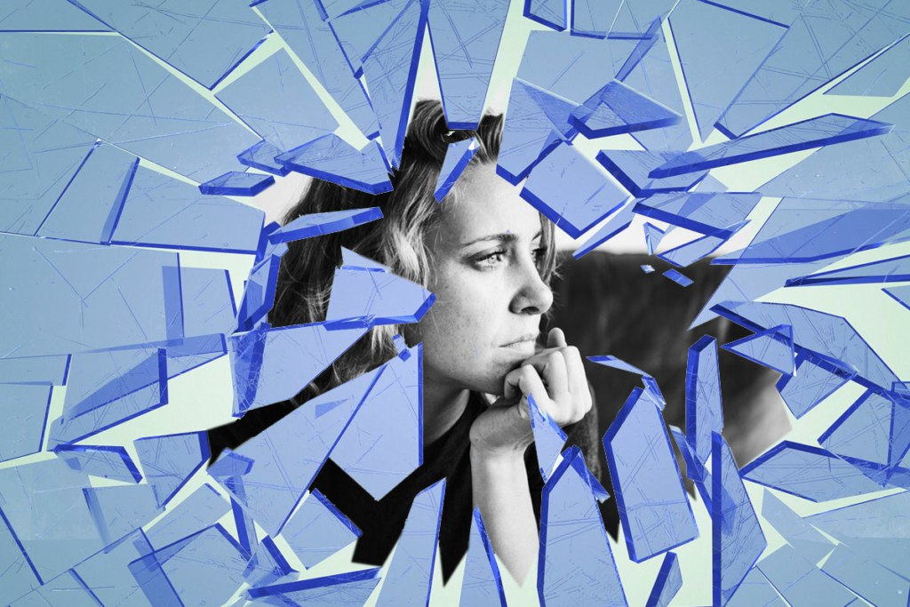 Миллениалы в стрессовой ловушке Четверо из десяти россиян регулярно сталкиваются со стрессом и как показывают данные Аналитического центра ВЦИОМ за последние три года уровень внутреннего напряжения вырос в полтора раза Особенно уязвимыми оказались миллениалы те кто родился с 1982 по 2000 годы Их индекс стресса буквально зашкаливает что по мнению экспертов может привести к эмоциональному выгоранию На фоне этого растёт популярность услуг психологов и психотерапевтов Если раньше к специалистам обращались лишь в экстренных случаях то теперь это становится системной практикой особенно среди зумеров и младших миллениалов Одной из причин стресса эксперты называют так называемый социальный джетлаг это когда биологические ритмы человека сон и бодрствование не совпадают с его социальным расписанием работа учёба домашние дела Такая рассинхронизация как поясняет Кристина Джгамадзе эксперт Департамента политических исследований ВЦИОМ повышает вероятность различных расстройств и усиливает внутреннее напряжение Интересно что уровень стрессоустойчивости напрямую зависит от возраста Чем старше поколение тем спокойнее оно реагирует на жизненные вызовы Кроме того важную роль играет место жительства Например самые спокойные люди как выяснили аналитики живут в Северо Кавказском федеральном округе Там индекс стресса составляет всего 41 8 пункта тогда как средний показатель по стране 50 6 Фото Freepik dvved