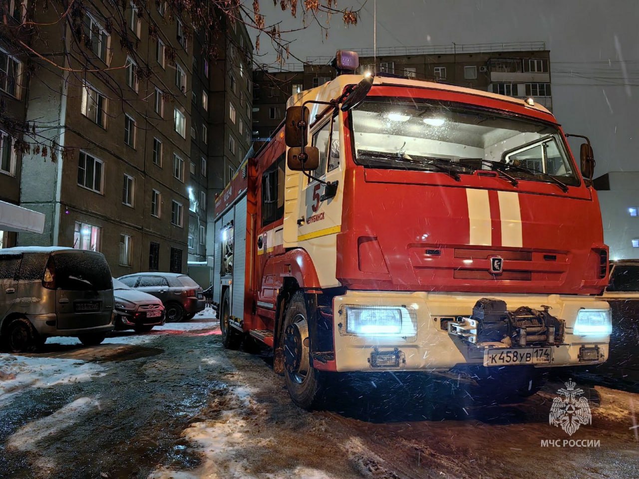 В Челябинске за одну ночь один человек погиб и двое пострадали на пожарах  Тело мужчины обнаружили в горящей квартире на первом этаже дома по проспекту Победы. Огонь вспыхнул из-за короткого замыкания холодильника.  На улице Доватора на пожаре в квартире пострадали мужчина и женщина, они находились в бессознательном состоянии и были госпитализированы.  «С верхних этажей пожарные эвакуировали 25 человек, из них трое детей. Сотрудники отделения дознания устанавливают возможные причины ЧП», — сообщили в ГУ МЧС по региону.  Автономный пожарный извещатель просигнализирует о беде и прервет даже самый крепкий сон. Установите его в жилье!    / Прислать новость