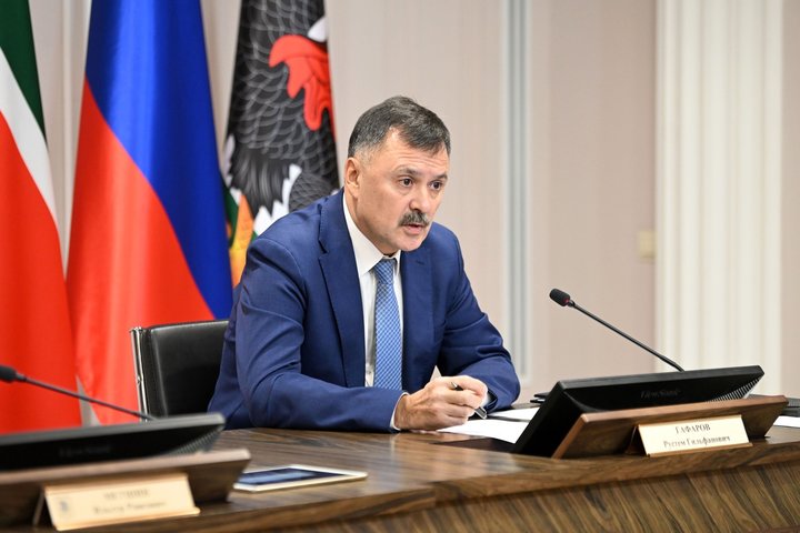 Руководителем исполкома Казани переизбрали Рустема Гафарова Соответствующее решение было принято во время заседания Казгордумы Для Гафарова это будет второй срок подряд на этой должности На эту должность претендовали также заместитель генерального директора АО Казэнерго Марат Махмутов директор МУП Городские мосты Станислав Сорокин rv shorts