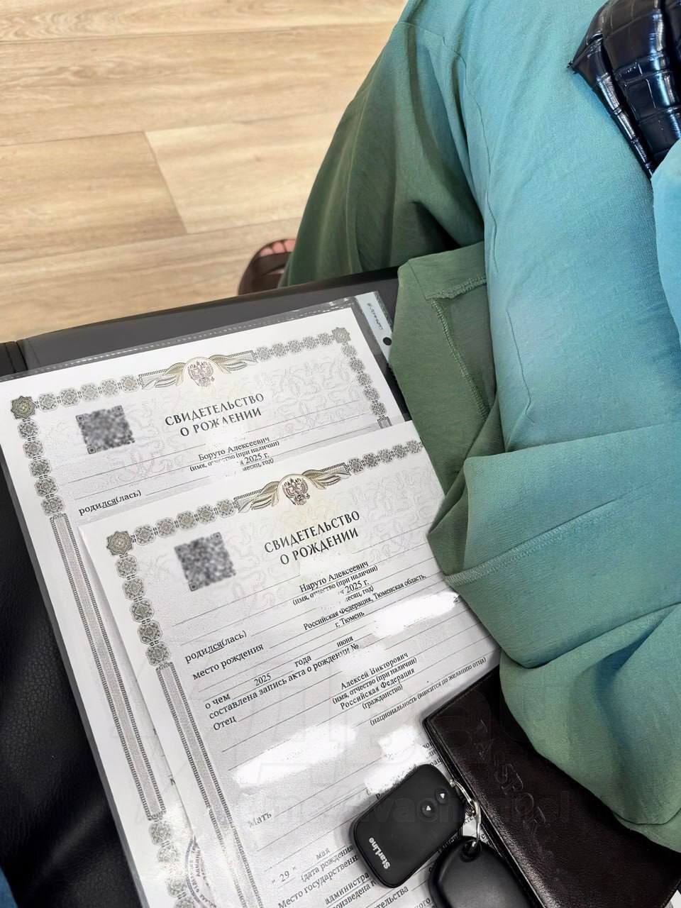 В Тюмени на свет появились НАРУТО и БОРУТО. Пара зумеров решила, что их новорожденные близнецы достойны этих имен. Теперь Наруто Алексеевич и Боруто Алексеевич официально существуют и живут в Челябинске. Мальчишки родились 8 июня 2025 года, а их папе всего чуть больше 20 лет. Видимо, он успел пересмотреть все сезоны аниме и решил воплотить мечту в жизнь. Ну что ж, настоящие герои уже среди нас! Вырастут и начнут бегать с банданами и кричать "Рассенган!"
