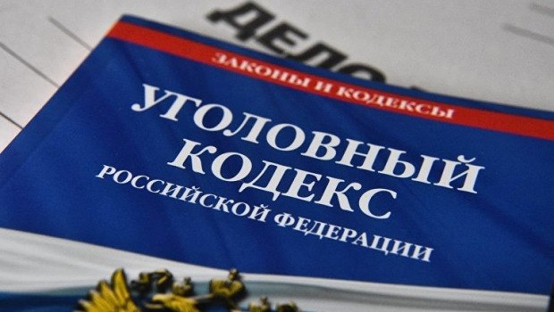 Полицейскими Ровенского района раскрыта кража денег из кассы магазина В начале июня в полицию поступило сообщение от представительницы магазина в одном из сел Ровенского района, которая рассказала, что из кассы были похищены 5000 рублей. По данному факту возбуждено уголовное дело по признакам преступления, предусмотренного ч. 1 ст. 158 УК РФ. В ходе оперативно-розыскных мероприятий сотрудниками уголовного розыска в отдел полиции доставлен 63-летний гражданин. Установлено, что мужчина, занимающийся развозом хлеба, в тот день привез и выгрузил товар, и ждал продавца у кассы, чтобы оформить необходимые документы. Продавец в это время обслуживал покупателя. Воспользовавшись моментом, злоумышленник извлек из пластикового контейнера, в котором хранились наличные, купюры, которые удалось достать. Дождавшись продавца, мужчина закончил оформление приемки, забрал пустые хлебные лотки и уехал. Похищенное в дальнейшем потратил на личные нужды. В отношении фигуранта избрана мера пресечения в виде подписки о невыезде.