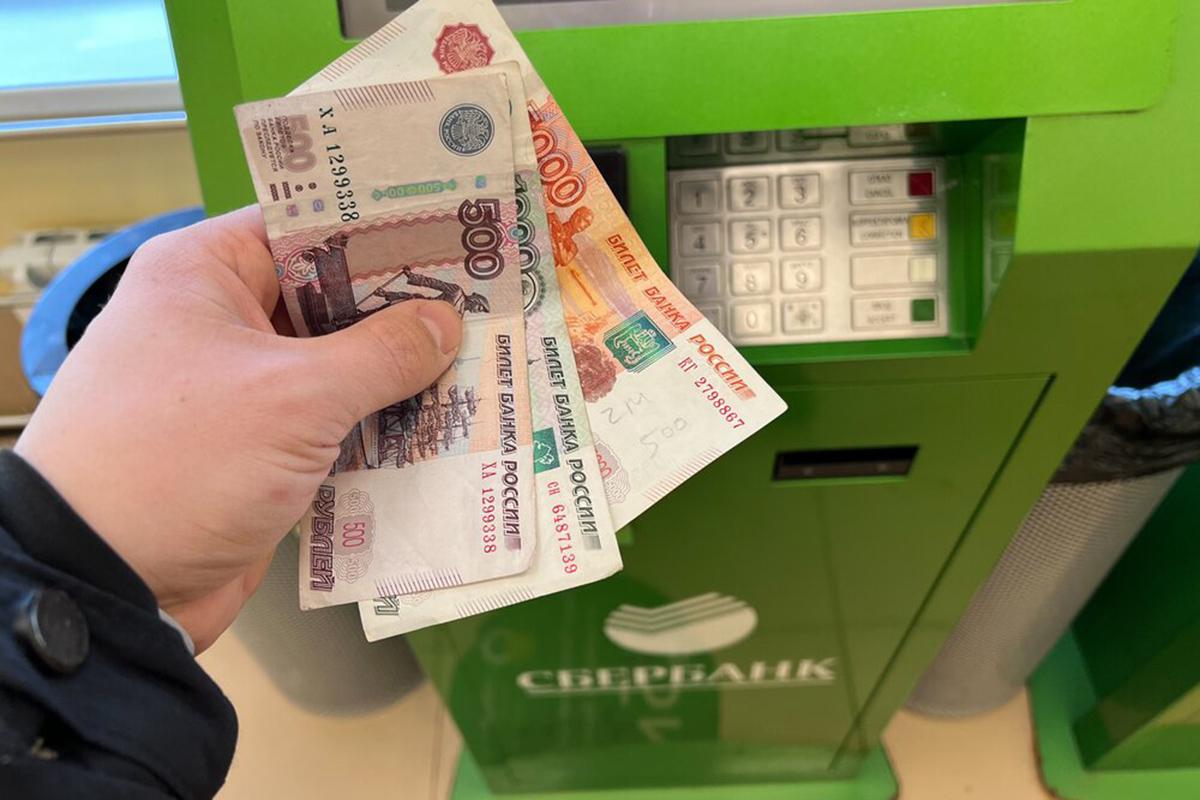 Доля жителей Москвы с ежемесячным доходом ниже 100 тысяч рублей составляет около 55 60 Об этом сообщила Ридусу карьерный консультант Елена Рагозина По данным Росстата доля россиян имеющих доход более 100 тысяч рублей в месяц выросла по итогам 2024 года всего до 16 7 Доходы в диапазоне от 60 до 100 тысяч рублей имели 21 6 доходы от 45 до 60 тысяч рублей 14 9 Численность граждан России с доходами ниже 45 тысяч рублей составила 46 8 Если говорить о Москве то около 55 60 жителей столицы зарабатывают от 50 до 100 тысяч рублей При этом средняя зарплата в столице в 2025 году составляла около 110 тысяч рублей Это после вычета НДФЛ указала Рагозина   www ridus ru n 783779 ridusnews