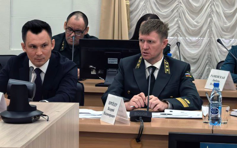 Уволенного после прокурорской проверки новосибирского замминистра сделали главой министерства в Забайкалье Его называли координатором одного из проектов ЕР Губернатор Забайкалья Александр Осипов назначил исполняющим обязанности министра лесного хозяйства и пожарной безопасности края Валерия Шрейдера Об этом региональное правительство сообщило 5 ноября До апреля 2024 года Шрейдер был замом министра природных ресурсов Новосибирской области Он уволился по собственному желанию после проверки со стороны прокуратуры которая привела к привлечению чиновников облправительства к дисциплинарной ответственности Прокурорская проверка была связана с причинением вреда реке Качимовка в Мошковском районе Новосибирской области Местная ресурсоснабжающая организация сбрасывала в водоём канализационные стоки Первоначально ущерб оценивался в 24 млн рублей по суду удалось взыскать 560 тыс Кроме того по иску прокуратуры арбитражный суд предотвратил незаконную вырубку защитных лесов площадью 352 га Эта история по данным ТАСС и РБК Новосибирск также была связана с деятельностью Шрейдера До перехода в новосибирское минприроды Шрейдер возглавлял новосибирскую областную государственную Природоохранную инспекцию После увольнения из министерства уже в конце 2024 года Шрейдер устроился главным государственным лесным инспектором Забайкальского края в статусе заместителя министра природных ресурсов Напомним что в 2025 м регион пережил катастрофические лесные пожары В Новосибирской области Шрейдер состоял в Единой России Партия называла его региональным координатором своего проекта Защита животного мира Забайкальский губернатор Осипов также назначил нового министра транспорта Им стал замначальника федерального учреждения Упрдор Забайкалье Евгений Дюртеев который окончил Сибирский государственный университет путей сообщения в Новосибирске и несколько месяцев возглавлял управление региональных дорог в Бурятии По данным сервиса Контур Фокус у Евгения Дюртеева новосибирский ИНН Примечательно что он вместе с Олегом Дюртеевым некоторое время был совладельцем московского ООО Мост которое получило более 100 государственных контрактов в дорожной сфере в Бурятии Иркутской области на Алтае и в Забайкалье на общую сумму свыше 700 млн рублей Подписаться Прислать новость Помочь бустами