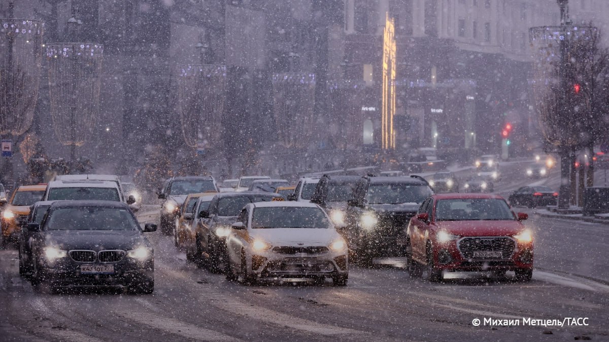 Желтый уровень погодной опасности объявили в Москве в связи с налипанием мокрого снега.     / Москва