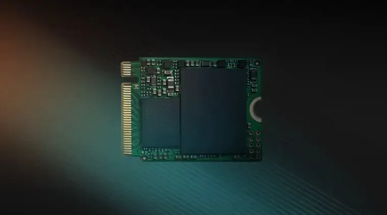 SK hynix первой вывела 321 слойную NAND в готовый SSD SK hynix начала поставки нового накопителя PQC21 и главная суть здесь не просто в очередном SSD а в первом коммерческом устройстве на базе 321 слойной памяти PQC21 стал первым в отрасли клиентским SSD с 321 слойной QLC NAND от SK hynix Накопитель выполнен в компактном формате M 2 2230 и выходит в версиях на 1 ТБ и 2 ТБ Это не универсальная модель для всех а решение под тонкие ноутбуки и новые ПК с упором на высокую плотность хранения и экономичность Для ускорения работы SK hynix использует SLC кэш чтобы сгладить главный слабый момент QLC памяти Полномасштабные поставки стартуют уже в апреле а первым крупным заказчиком станет Dell Для самой SK hynix это важный шаг компания первой перевела 321 слойную память из статуса технологии в реальный серийный продукт QLC в таких SSD норм Жмите обсудим Наши каналы SkHуniх CCД
