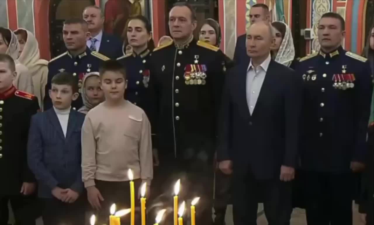 Путин участвует в Рождественской службе с военнослужащими в Подмосковье