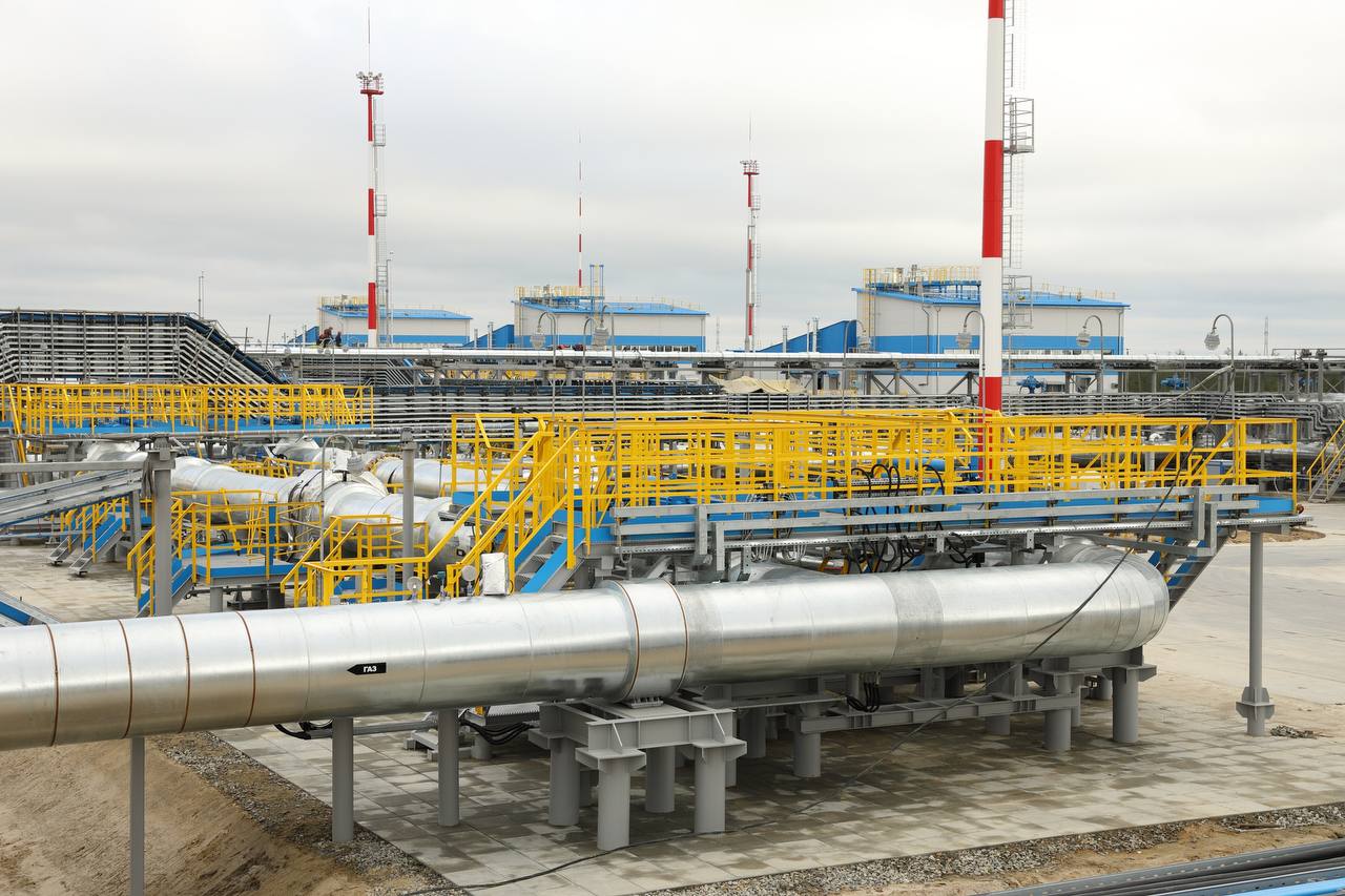 В «Газпром добыча Ноябрьск» применяются меры по поддержанию стабильной и надежной добычи углеводородов На технологических трубопроводах дожимной компрессорной станции ДКС Еты-Пуровского месторождения завершены ключевые работы по обвязке и подключению дренажного коллектора для сбора пластовой жидкости. Новая система обеспечивает централизованный сбор и утилизацию жидкости из технологических трубопроводов. Монтаж перьевых врезок и запорной арматуры начался в 2024 году, а в июле 2025 года выполнено подключение смонтированных узлов к общестанционному коллектору. За данное время на ДКС установлено девять перьевых врезок. На зрелых месторождениях осуществляется их постоянная продувка. Собранная жидкость поступает на дегазатор для разделения на воду и природный газ. Такая система повышает эффективность осушки сырья и тем самым обеспечивает более экономичную и надежную работу оборудования.