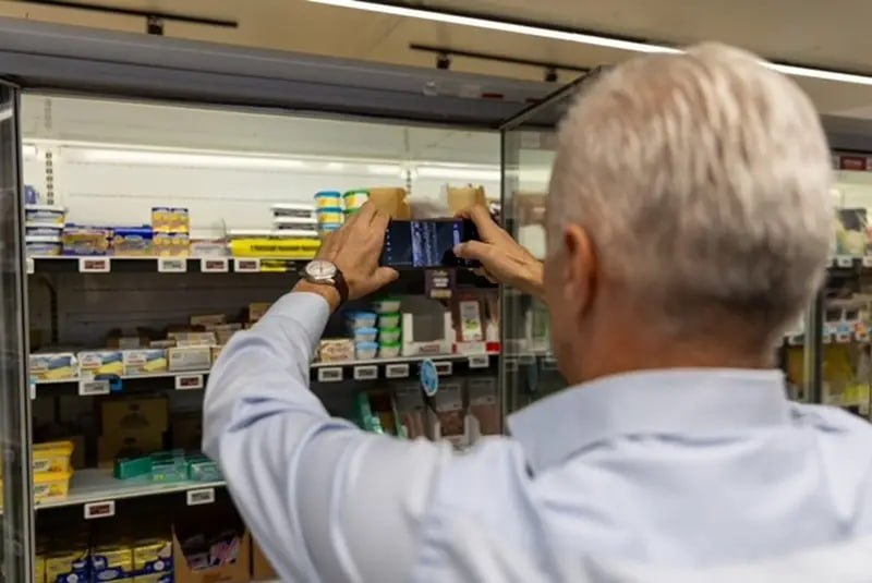 В магазинах начался контроль по выявлению продуктов с пальмовым маслом С начала августа Инспекционные службы Министерства сельского хозяйства проводят контроль за исполнением Положения об обязательном декларировании продуктов, которые содержат пальмовое масло, другие растительные жиры или масла, и внешний вид или название которых могут напоминать молочные продукты. Проверки на предмет соблюдения правил, вступивших в силу с 1 августа, ведутся в магазинах, на перерабатывающих предприятиях и в распределительных центрах по всей Сербии. Мы не позволим вводить потребителей в заблуждение. Продукты без молока, которые по внешнему виду или названию напоминают сыр, сметану или другие молочные продукты, должны иметь четкую и заметную маркировку, — заявил министр сельского хозяйства, профессор, доктор Драган Гламочич, добавив, что инспекции будут действовать с нулевой терпимостью к нарушителям. Продукция, размещенная на рынке до 1 августа без установленной маркировки, может быть реализована до истечения срока годности, но не позднее 31 декабря 2025 года. Сообщать о нарушениях можно в Министерство. Нарушение Положения влечет за собой штрафы для юридических лиц в размере до 3 миллионов динаров, а также запрет на продажу соответствующей продукции. В ближайшие дни контроль будет усилен. Канал «Гражданство Сербии, законы об иностранцах – что нового?»: подписывайтесь Поддержите наш труд донатом! или реакцией #законы
