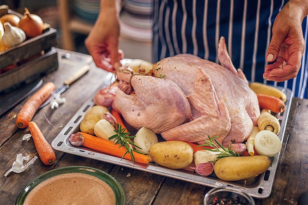 Россия сможет поставлять в Малайзию индюшатину Малайзия завершила аттестацию первого российского предприятия для поставок мяса и субпродуктов индейки Допуск получил ПензаМолИнвест компании потребовалось несколько лет чтобы пройти все этапы согласований Страна предъявляет жёсткие требования к качеству продукции поэтому процедура включала оценку системы контроля анкетирование предприятий проверку ветеринарно санитарных и религиозных норм Итоговый выбор малайзийских инспекторов пал на производителя из Пензенской области Россельхознадзор продолжает работу по расширению числа российских экспортеров на зарубежных рынках Подписаться на новости Вступить в чат фермеров