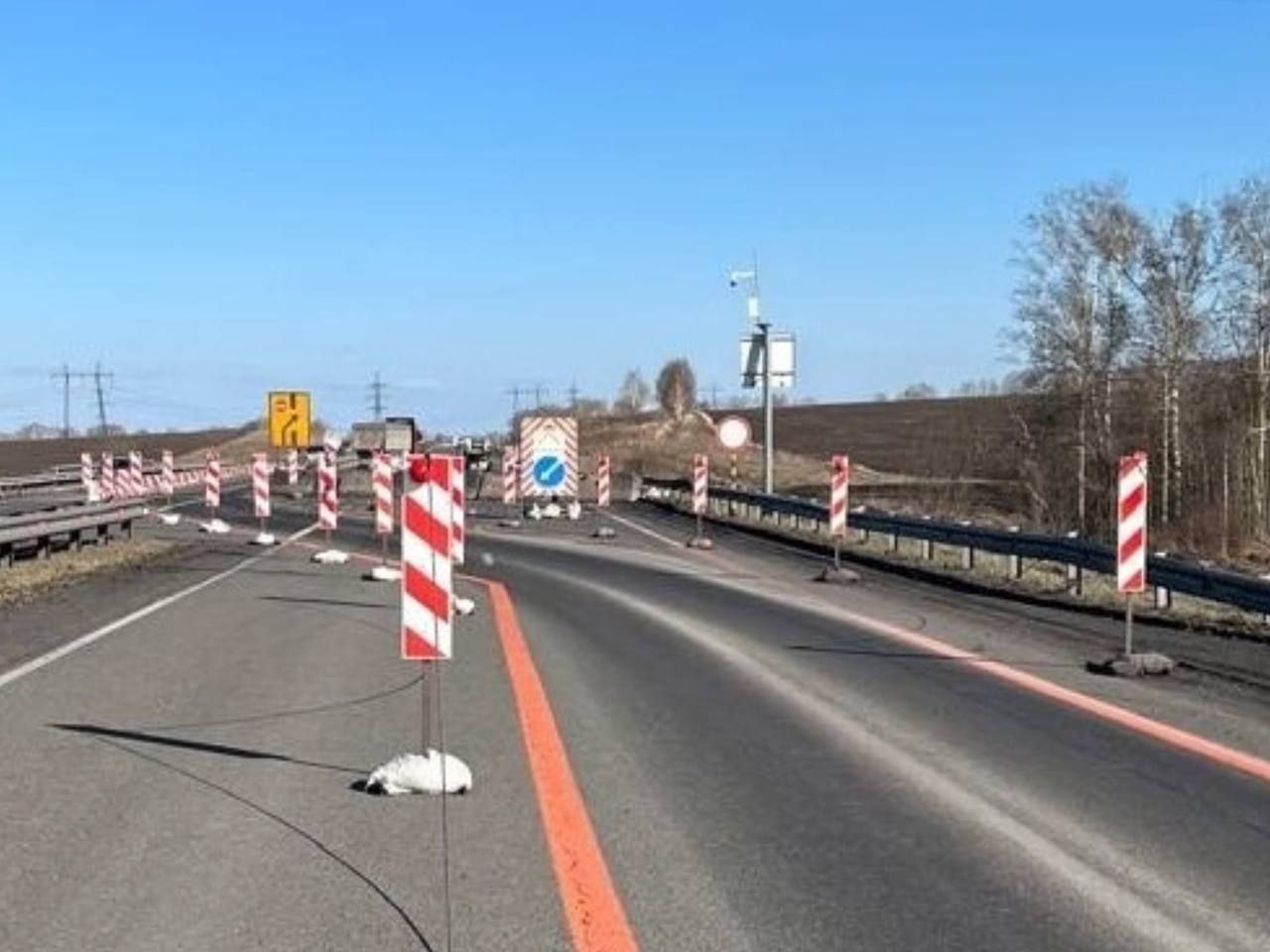 В Кузбассе продолжается капитальный ремонт дорог По информации дирекции автомобильных дорог Кузбасса, на трассе Кемерово-Новокузнецк продолжается ремонт левой части путепровода на участке км 151+614. Для безопасности в зоне работ установлены временные дорожные знаки, ограждения и нанесена временная разметка в соответствии с утвержденной схемой организации движения. Завершить ремонт путепровода планируется в ноябре.
