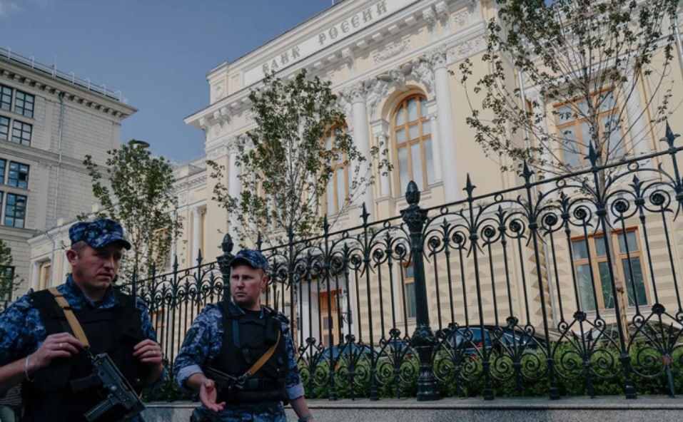 Банки попросили вернуть им доступ к системе МВД для проверки подлинности паспортов через систему межведомственного электронного взаимодействия СМЭВ говорится в письмах Ассоциации российских банков АРБ в адрес главы ЦБ Эльвиры Набиуллиной главы Росфинмониторинга Юрия Чиханчина а также министра внутренних дел Владимира Колокольцева и министра цифрового развития связи и массовых коммуникаций Максута Шадаева В письмах говорится что МВД отключило банки от возможности проверки паспортов через СМЭВ потребовав от них предоставить аттестат соответствия информсистем уровню защиты государственных систем Причина согласно письму в несоответствии поправкам внесенным в августе 2024 го в закон Об информации информационных технологиях и о защите информации Минцифры получило письмо от АРБ и в настоящее время знакомится с его содержанием и формирует позицию рассказал РБК представитель министерства Он отметил что отключение информационных систем банков от сервисов МВД по проверке паспорта происходило не на стороне Минцифры МВД как оператор информсистемы самостоятельно принимает решения о предоставлении или об отказе в предоставлении сервисов своей ведомственной системы При этом он подчеркнул что от самой СМЭВ банки не отключались система работает в штатном режиме Центробанк также получил письмо ассоциации и планирует ответить на него после рассмотрения рассказал РБК представитель организации Он уточнил что сейчас Банк России обсуждает с профильными ведомствами решение данной ситуации Фото Михаил Гребенщиков РБК Читать РБК в Telegram