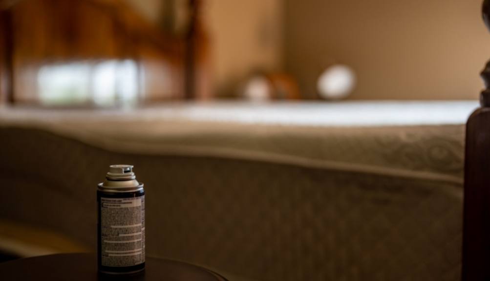 В отелях Египта включая фешенебельные комплексы категории 4 5 звезд зафиксированы массовые случаи обнаружения постельных клопов Проблема затрагивает курорты Хургады Шарм эль Шейха и Сахль Хашиша Больше всего жалоб поступает от гостей отеля Flow Spectrum Resort Sahl Hasheesh откуда одновременно вернулась группа туристов со следами укусов Изначально многие списывали покраснения на укусы мошек или комаров однако позже в постельных принадлежностях были обнаружены клопы По словам туристов администрация отелей пыталась решить проблему путем переселения в другие номера но и там гостей ждали паразиты Некоторые турагенты уже характеризуют ситуацию как эпидемию отмечая что такого количества жалоб на кровососущих насекомых не было за последнее десятилетие Туристы опасаются что насекомые могут проникнуть в багаж и быть привезены в Россию что создает риск распространения проблемы Подписаться на канал Telegram MAX Все наши каналы