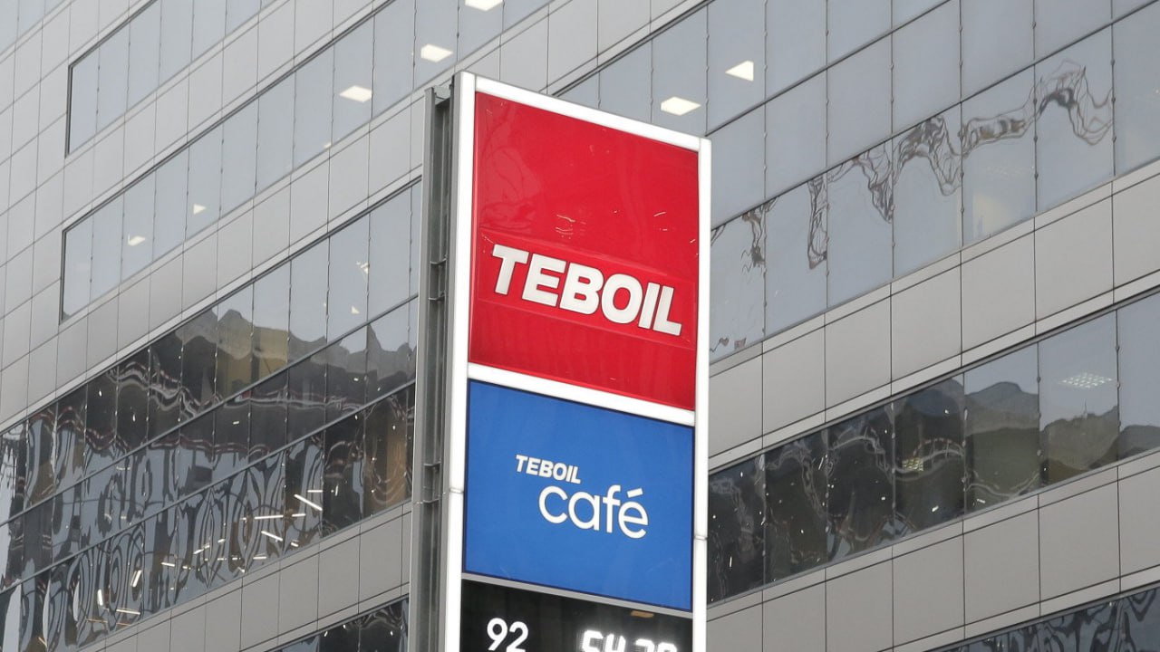 Заправкам дочки Лукойла в Финляндии пришлось перейти на наличные из за санкций Проблемы у сети Teboil начались после того как 22 октября Министерство финансов США включило компанию Лукойл в санкционный список а вместе с ней и её дочерние фирмы Это привело к сбою в обработке безналичных платежей сообщает финский телеканал Yle В пример приводится заправочная станция в Иматре городе у границы с Россией которая уже неделю принимает исключительно банкноты и монеты Teboil финская нефтяная компания работающая с 1934 года Лукойл владеет ей с 2005 го В самой Финляндии сеть насчитывает 500 станций помимо непосредственно продажи топлива компания занимается техобслуживанием Журнал Авто ру online