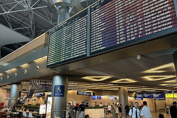 Аэропорт Внуково ожидает повышенный пассажиропоток с 26 декабря по 11 января Повышенный пассажиропоток в аэропорту Внуково прогнозируется с 26 декабря 2025 года по 11 января 2026 года Об этом сообщает Агентство городских новостей Москва со ссылкой на пресс службу воздушной гавани Повышенный пассажиропоток прогнозируется с 26 декабря 2025 года по 11 января 2026 года Как и в прошлом году в указанные даты планируется обслужить 6 тыс рейсов и более 700 тыс пассажиров сказали в пресс службе Там отметили что аэропорт Внуково будет работать с привлечением необходимого количества персонала и производственных ресурсов для обеспечения устойчивого функционирования всех жизненно важных систем аэровокзального комплекса в период повышенного пассажиропотока aviaru net n291153