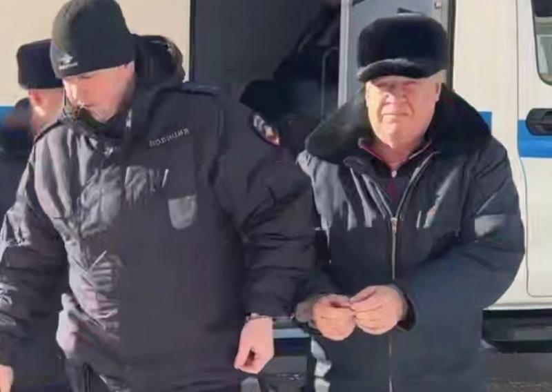 Следователи закончили работу над уголовным делом в отношении бывшего главы Тасеевского района Константина Дизендорфа В ближайшее время материалы рассмотрит суд Чиновника обвиняют в халатности из за которой 23 сироты остались без жилья и в незаконной передаче земли родственнику Следствие выяснило что он отказал фермеру в аренде участка чтобы использовать его в личных целях Ранее Дизендорфа помещали в СИЗО но сейчас ему изменили меру пресечения на запрет определенных действий Подробнее на Бабре красноярск kras 24