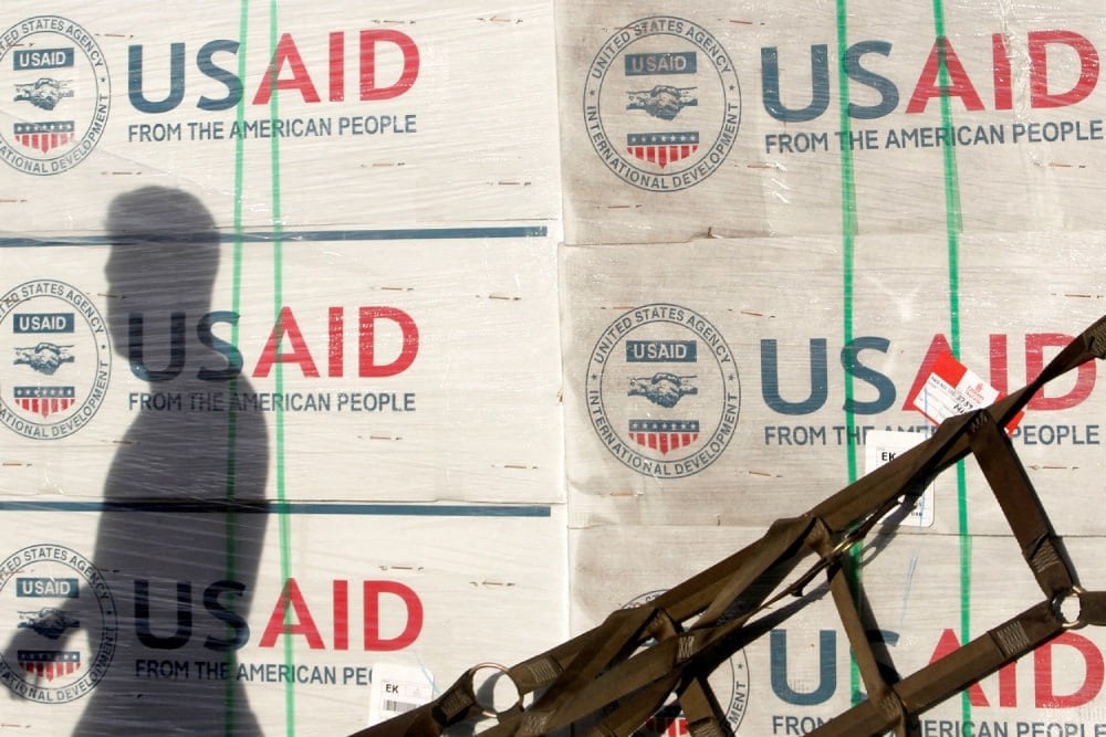 Дизайнерские ковры, соленья и фруктовый чай. СМИ раскрыли, на что USAID тратило деньги американских налогоплательщиков  Агентство США по международному развитию  деятельность прекращена и запрещена в РФ  потратило два миллиона долларов американских налогоплательщиков на производство дизайнерских ковров на заказ на Украине, сообщает журнал Federalist.  Среди грантов USAID числились сотни тысяч долларов на "приложение для отслеживания домашних животных", около 300 тысяч долларов - на "производителя ошейников для собак" и ещё около 109 тысяч долларов - на "производителя упаковки для кормов для домашних животных".  Финансированием из США воспользовались и компании по производству женской одежды, модные фотографы, бренды люксовой свадебной одежды и дизайнерских изделий ручной работы, в общей сложности потратив около 733 тысяч долларов. Даже гурманы получили свою порцию американских денег - агентство выделило почти миллион долларов для компаний по производству сувенирного печенья и кондитерских изделий.