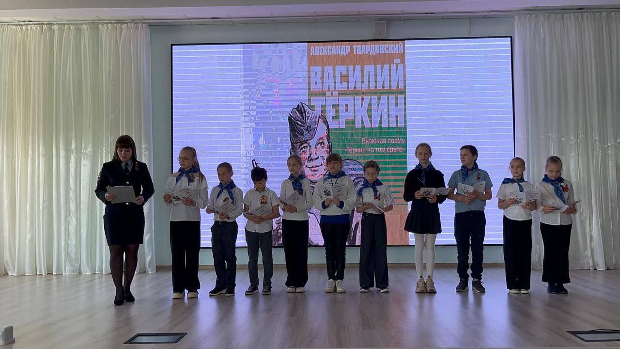 "Дороги Победы" В Доме детского творчества, в рамках всероссийской патриотической акции «Дороги Победы» состоялось мероприятие. Госавтоинспекторы вместе с педагогами рассказали юным инспекторам дорожного движения и юнармейцам о героях Великой Отечественной войны, а также напомнили о необходимости соблюдения правил дорожного движения. Ребята читали отрывки из поэмы «Василий Тёркин» и пели патриотические песни. Фото МБУ ДО ДДТ. Подписаться на "Звезду Прикубанья"