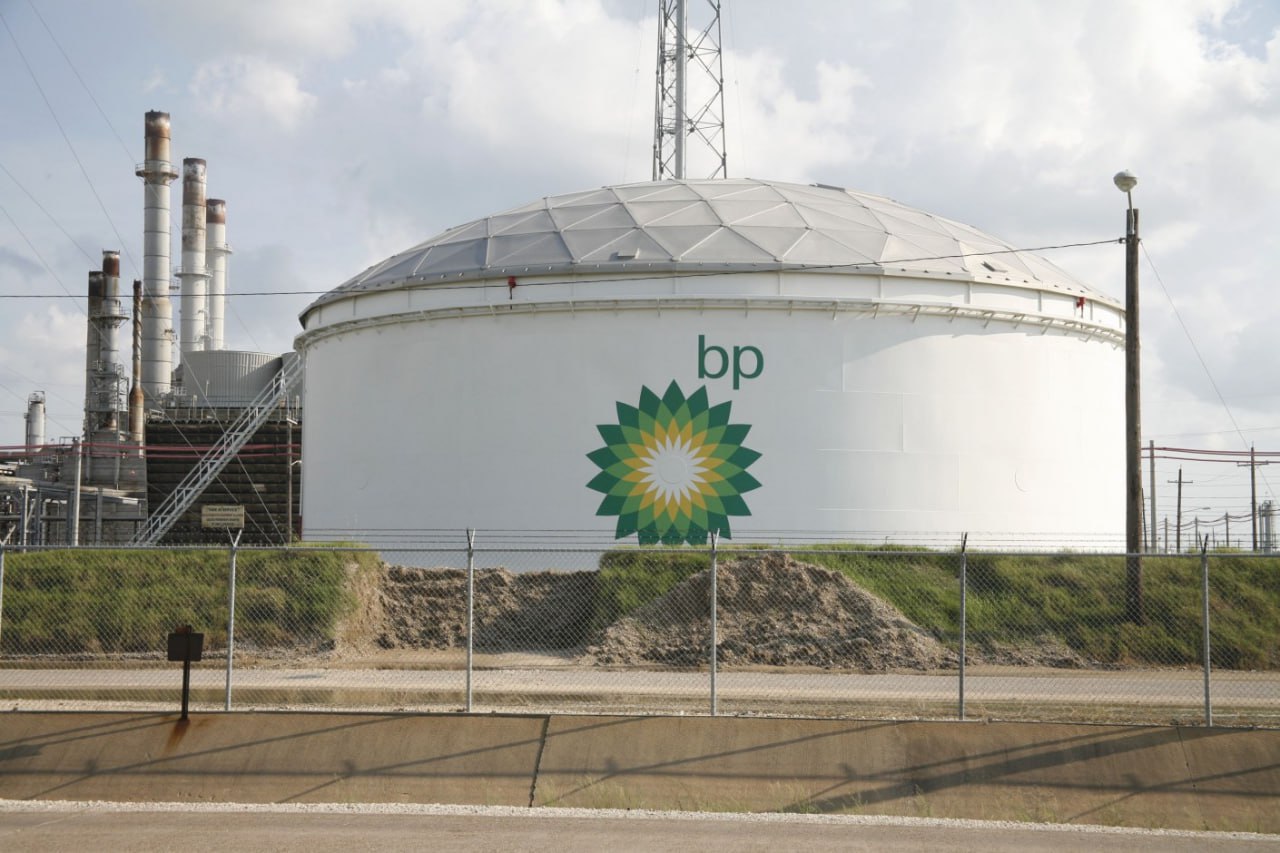 ™ Shell не собирается покупать BP. Сделка века в нефтегазовом секторе пока откладывается – сообщения СМИ о том, что компании активно ведут переговоры о поглощении в Shell назвали спекулятивными слухами. Глава компании заявил, что считает байбек собственных акций более выгодным вложением средств, чем покупка конкурента. Слухи о том, что British Petroleum может быть выкуплена другой крупной нефтегазовой компанией, ходят с апреля – финансовые результаты британцев, мягко говоря, не впечатляют, и лучше пока не становятся. Особенно на фоне последнего годового отчёта с прибылью чуть больше миллиарда долларов, что заставило сворачивать амбициозную программу по переходу на энергию солнца и ветра. До этого руководство BP активно вкладывало миллиарды в альтернативную энергетику. Предыдущий глава компании Бернарде Луни в 2020 году пообещал сократить добычу нефти и газа на 40%, одновременно увеличив мощность возобновляемых источников энергии к 2030 году в 20 раз – до 50 гигаватт. Правда, дело не пошло практически с самого начала – компания снизила целевой показатель сокращения добычи нефти до 25% в 2023 году. Сколько получилось ввести в строй "зелёных" мощностей – загадка. Последний раз данные показывали аж в 2019 году, тогда у BP было всего 8,2 гигаватта. Сейчас BP пытается продать часть своих непрофильных активов, например, производство машинного масла Castrol за $10 млрд. Всю British Petroleum оценивают в $80,8 млрд, за год компания подешевела на 16%. Правда, если Shell действительно захочет купить британцев, то к этим $80 млрд придётся выплачивать премию, которая может дойти до 20%. Суммарная добыча нефти объединёнными компаниями могла бы дойти до 5 млн баррелей в сутки, что позволило бы уверенно конкурировать с Exxon и Chevron, но закрыть сделку быстро точно не получится – антимонопольные разбирательства рискуют затянуться на годы. В любом случае, пока наиболее вероятным сценарием выглядит выкуп отдельных дочерних структур британцев, которые они и так пытаются продать. Заиграешься в зелёную энергетику – станешь кандидатом на поглощение. ™ Нефтебаза