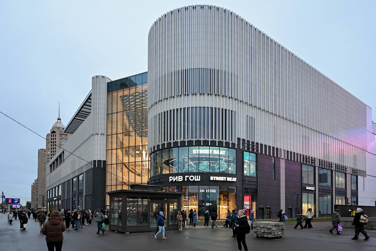 Посетители нового ТЦ Голливуд устроили транспортную катастрофу у Пионерской Ажиотаж вокруг появления торгового центра спровоцировал появление километровых пробок По данным сервиса Яндекс Карты транспортный коллапс парализовал движение на Богатырском проспекте от Серебристого бульвара до Коломяжского проспекта Побагровел и Коломяжский проспект от Аллеи Поликарпова до Богатырского проспекта а также проспект Испытателей от дома 12 до ТЦ Купеческий двор Автобусы и троллейбусы следуют с задержками а некоторые горожане в отзывах к новому ТЦ пишут что лучше бы у Пионерской построили подземный переход Сергей Ермохин ДП Подписаться на ДП в Telegram MAX