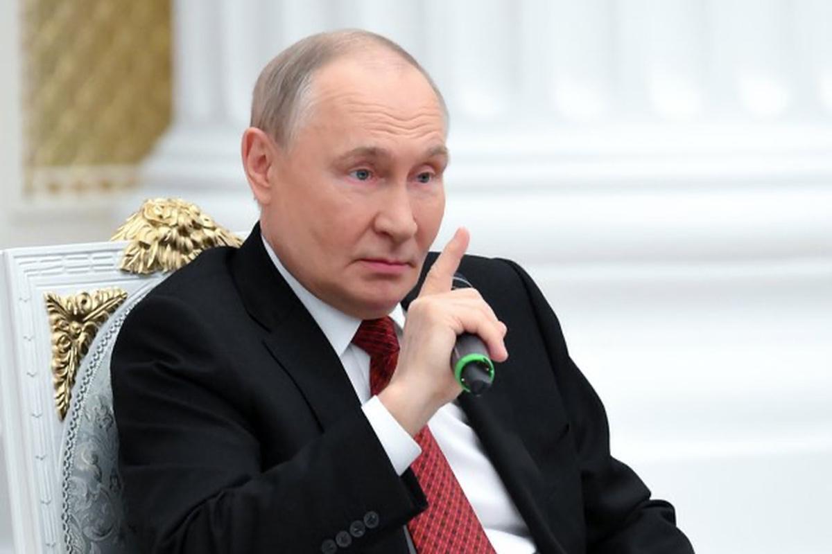 Путин назвал наивность и доверчивость элементом русской традиции Президент России Владимир Путин согласился с мнением о том, что врагам доверять нельзя. Такое заявление он сделал 12 июня в Кремле во время неформального общения с лауреатами Государственных премий. Фрагмент этого разговора, как сообщает журналист Павел Зарубин, состоялся с физиком-ядерщиком Юрием Диковым. В ответ на реплику ученого президент сказал: «Нельзя, согласен с вами». Глава государства отметил, что доверчивость, по его мнению, является частью традиции русского народа. «Знаете, мы наивные люди все, я точно говорю, мы все наивные люди. Это, к сожалению, тоже у нас такой элемент нашей традиции. Все время всем доверять и передоверяться», — пояснил свою мысль Владимир Путин.