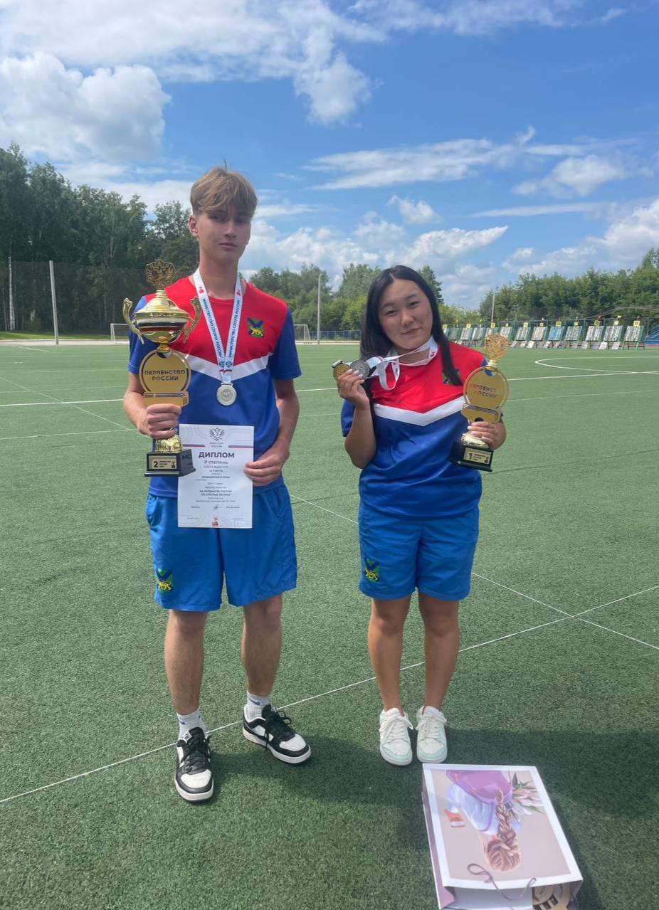 Владивостокская лучница — чемпионка первенства России   В Новосибирске завершилось первенство России по стрельбе из лука.   Владивосток на состязаниях представили воспитанники муниципальной спортивной школы «Богатырь» в составе сборной команды Приморского края.   София Мун завоевала золото в дисциплине блочный лук среди юниоров до 21 года.    В этой же категории среди смешанных команд София Мун и Ярослав Бабаев взяли серебро.   Тренирует ребят Зоригто Сойжинов.   Поздравляем ребят и их наставников с отличными результатами    #СпортВладивостока #ВладивостокСпортивный