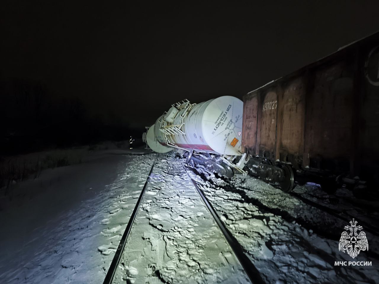 ТАСС Сход семи порожних грузовых цистерн произошел в Тульской области В составе 71 вагон пострадавших нет сообщил губернатор Дмитрий Миляев Угрозы населению в связи с происшествием нет заявили в пресс службе МЖД Из за аварии ожидаются задержки шести пассажирских поездов следующих по направлениям Узловая Елец и Елец Ожерелье сообщил губернатор Тульской области Дмитрий Миляев Предварительная причина схода вагонов падение давления в тормозной магистрали одного из вагонов 31 вагон поврежденного состава оцеплены и транспортируются Подпишись RogandarNEWs мы в MAX