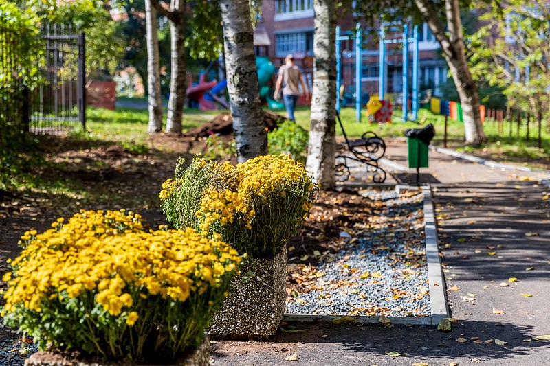 Люди сами меняют город во Владивостоке подвели итоги работы общественных инициатив За три года в приморской столице реализовали 220 проектов территориального общественного самоуправления от детских площадок до скверов Начальник управления развития общественных инициатив Сергей Язев рассказал как меняются запросы жителей чем городу помогают НКО и что станет приоритетом в 2026 году Еще в 2022 году во Владивостоке было порядка двадцати ТОСов на конец прошлого года 119 а сейчас действует 142 к концу года ожидаем порядка 145 рассказал Сергей Язев За три года через конкурсные программы ТОСы реализовали 220 проектов из них 49 в этом году Как ТОСы НКО и волонтеры помогают преобразить дворы поддержать семьи и участников СВО во Владивостоке читайте в материале vmfareast