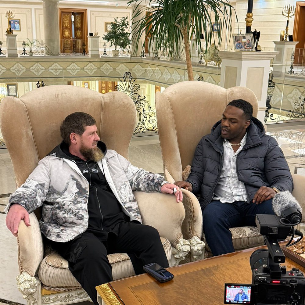 Это было потрясающе Пострелял из РПГ Джон Джонс рассказал о поездке в Чечню Американский боец ММА остался впечатлен гостеприимством в Грозном Меня принял у себя Кадыров Я провел день празднуя 18 летие его сына пострелял из экзотического оружия больше всего мне понравился РПГ Еще было несколько типов пулеметов автоматов Калашникова и несколько пистолетов Я хорошо показал себя на стрельбище написал Джонс в соцсети Х Подписывайтесь на РИА Новости Спорт в MAX