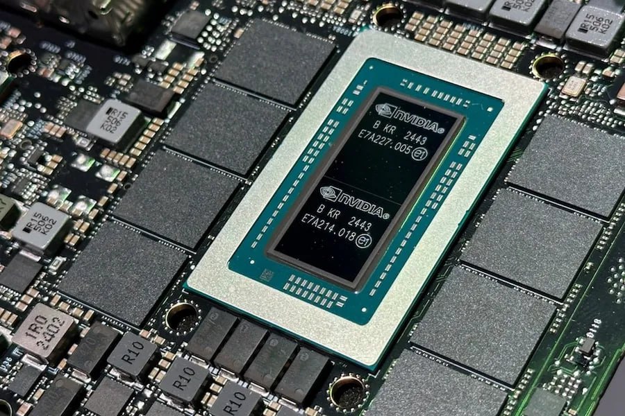 Nvidia сообщила некоторым из своих крупнейших китайских клиентов, что она модернизирует конструкцию своих чипов искусственного интеллекта, чтобы их можно было продавать китайским компаниям, не нарушая экспортных правил США. Гигант по производству микросхем поговорил с клиентами, включая Alibaba Group, ByteDance родительская компания TikTok и Tencent Holdings, о чем сообщили три человека, которые принимали участие в этих разговорах. Генеральный директор Nvidia Дженсен Хуанг предупредил клиентов о своих планах во время поездки в Пекин. Поездка Хуанга в Пекин в середине апреля состоялась через несколько дней после того, как правительство США ограничило экспорт своих чипов H20 в Китай. Тогда компания заявила, что ограничения на экспорт основного чипа, который Nvidia имела законное право продавать в Китае, приведут к убыткам в размере 5,5 млрд долларов.