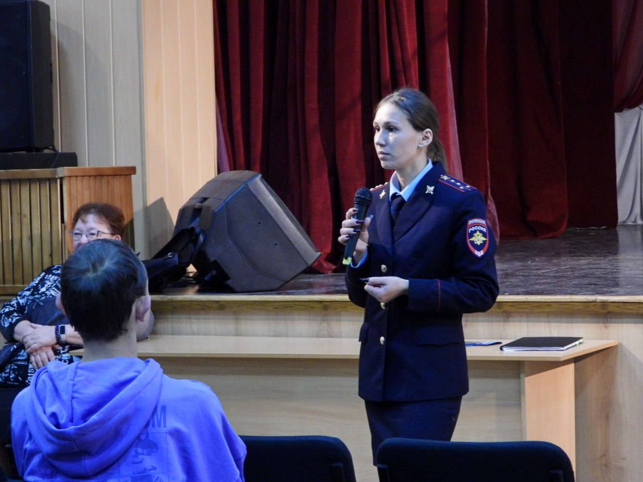 В Севастополе полицейские вместе с медиками рассказали студентам колледжа о вреде наркотиков  Антинаркотическое мероприятие организовали сотрудники Управления наркоконтроля УМВД России по г. Севастополю совместно с руководством наркологического отделения Севастопольской городской психиатрической больницы. Его участниками стали около 130 студентов 1-3 курсов Севастопольского многопрофильного колледжа имени Геловани.  Главными целями беседы стали профилактика наркопреступности и повышение информированности молодёжи о недопустимости употребления наркотических средств, психотропных веществ и их аналогов.  Выступая перед студенческой аудиторией, сотрудник полицейского наркоконтроля Екатерина Первых проинформировала об административной и уголовной ответственности за правонарушения, связанные с незаконным оборотом наркотиков. Спикер в доступной форме рассказала, как с помощью социальных сетей и мессенджеров распространяется пропаганда запрещённых веществ и предложения «легкого» и «быстрого» заработка, за которыми скрывается незаконная деятельность, влекущая суровую уголовную ответственность.   Кроме того, студенты получили актуальные рекомендации о том, как нужно вести себя, в том числе в виртуальном пространстве, чтобы не оказаться втянутым в наркосбыт. Также сотрудник полиции на простых примерах опровергла бытующее мнение о том, что электронные сигареты и другая никотинсодержащая продукция не влияют на здоровье и психическое состояние человека.   Руководителем наркологического отделения городской больницы были освещены медицинские аспекты пагубного воздействия наркотических средств и психотропных веществ на жизнь и здоровье человека. Спикер уделила внимание теме психоактивных веществ, рассказала о вреде потребления алкоголя и табачных изделий, а также призвала молодежь вести здоровый образ жизни и формировать полезные привычки.  В завершение мероприятия студентам были продемонстрированы социальные ролики, а также предоставлена возможность обсудить интересующие их вопросы.