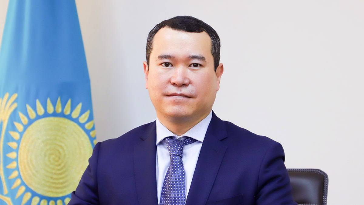46 летний Берик Тулеутаевич НАЖМИДЕНОВ освобождён от должности судьи Верховного суда По представлению Президента Республики Казахстан Сенат освободил Берика Нажмиденова от должности судьи Верховного Суда Перед вынесением решения вопрос рассматривался на заседании профильного комитета Уроженец Павлодарской области Нажмеденов с 2014 года занимает руководящие должности Руководитель Инспекции финансового контроля по Карагандинской области 2014 2016 Заместитель Председателя Комитета внутреннего государственного аудита Министерства финансов Республики Казахстан 12 2016 08 2020 Председатель Комитета внутреннего государственного аудита Министерства финансов Республики Казахстан 08 2020 11 2021 Судья Верховного суда Республики Казахстан 11 2021 06 2025 В июне 2025 года назначен председателем Кассационного суда по административным делам Подпишись на prokadrykz