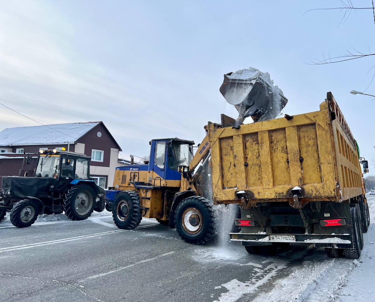 В Белогорске по поручению главы города Станислава Мелюкова усилена работа по вывозу снежных навалов, сформировавшихся после аномального снегопада в ноябре 2024 года.   Мероприятия по ликвидации его последствий выполняются силами «Автодорсферы» и наемной спецтехники.  За это время с улиц города вывезено порядка 300 куб.м. снега.    — Так как первоначально техника была сосредоточена на расчистке дорожно-уличной сети, по мере ежедневной уборки дорог, тротуаров, остановок, прилегающих территорий в городе образовались большие кучи снега, - рассказала замглавы по ЖКХ Ольга Алексеева. - Снег вывозился тоже ежедневно — по участкам и в разных районах. Сейчас отрабатываем ул. Кирова. 3 самосвала и погрузчик работают пока на участке от Автовокзала в сторону центра. Погрузчик «Автодорсферы» работает точечно в центре, вывозит кучи, в том числе, со стоянок.   Продолжается также расчистка дорог. Спецтехника работала в ночную смену на центральных недочищенных участках.    Ручную уборку от снега выполняет бригада из 13 человек: в Сквере Памяти на тротуарах и памятниках, на спусках/подъемах и тротуарах путепровода, на территориях автобусных остановок по ул. 9 Мая, ул 50 лет Комсомола, ул. Кирова.