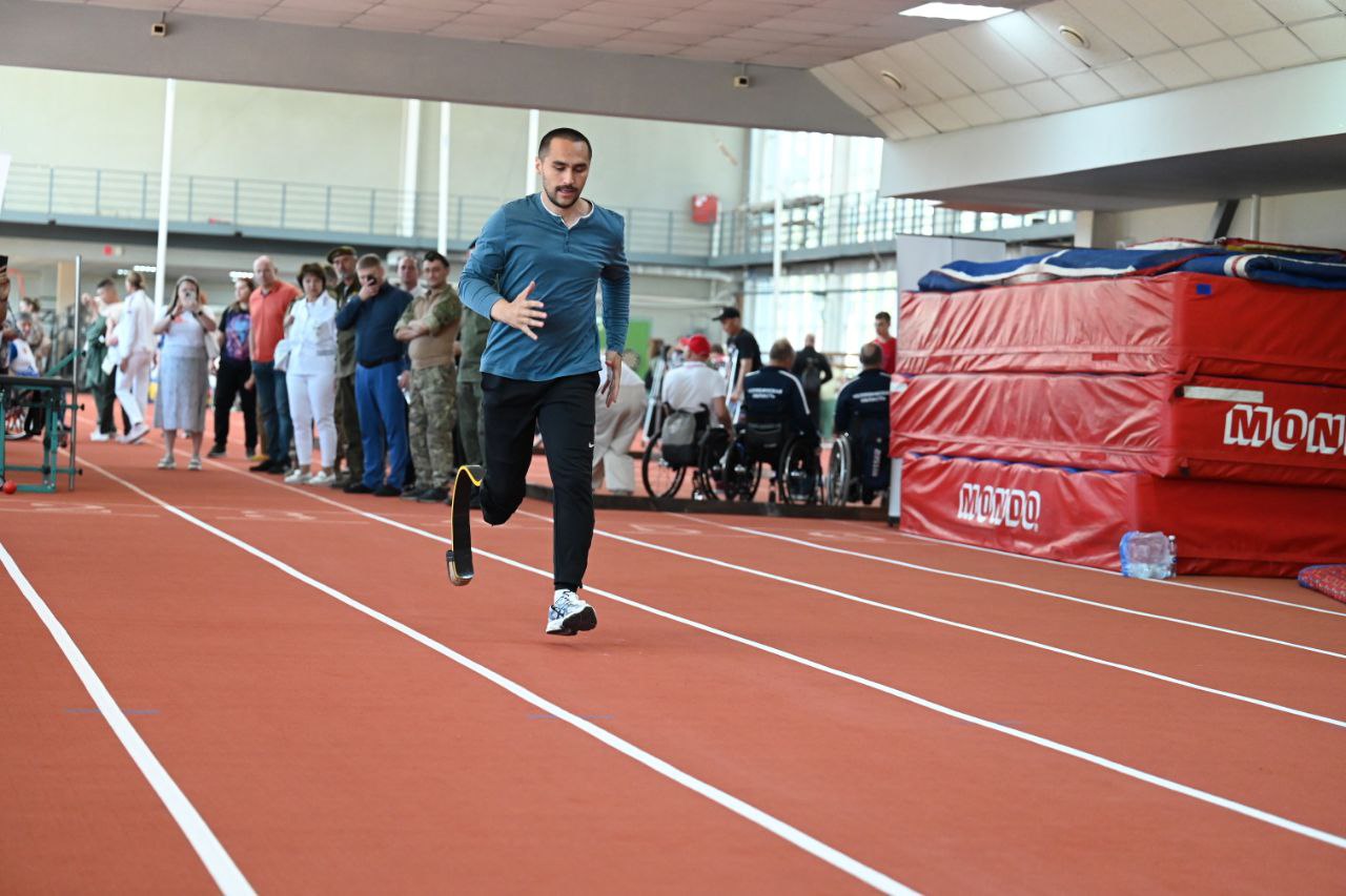 В Челябинской области открыт приём заявок на конкурс адаптивной одежды На крыльях Организатором конкурса выступает фонд Защитники Отечества Оргкомитет конкурса дизайнеров адаптивной одежды На крыльях продолжает принимать заявки от авторов со всего Уральского федерального округа Приём работ продлится до 15 февраля 2026 года а финал конкурса станет частью крупных межрегиональных соревнований Кубок Защитников Отечества Это отборочный тур международного уровня который впервые реализуется и как платформа для паралимпийцев Запросы спортсменов с инвалидностью станут важной частью отбора чтобы будущие коллекции отвечали реальным потребностям активных людей Этот конкурс наша общая миссия по созданию современной стильной и удобной одежды для людей с инвалидностью включая наших защитников подчеркнула статс секретарь заместитель Министра обороны РФ председатель фонда Защитники Отечества Анна Цивилева Руководитель челябинского филиала фонда Галина Гаврилова добавила что представители региональной организации будут рады приветствовать южноуральских модельеров готовых к созданию комфортной и красивой одежды для ветеранов с тяжелыми ранениями Ознакомиться с положением и подать заявку можно на официальном сайте конкурса eugenejut