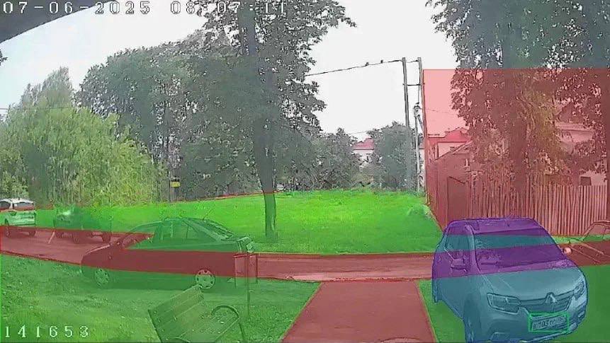 1 2 Искусственный интеллект следит за чистотой Подмосковья Более 66 тысяч камер системы «Безопасный регион» с ИИ помогают поддерживать порядок во дворах. Нейросеть автоматически выявляет 14 видов нарушений: от мусора до неработающего освещения, а затем контролирует их устранение. Что уже работает: Контроль парковки у контейнерных площадок 552 камеры ; Фиксация парковки на газонах 256 камер ; Выявление незаконного сброса крупногабаритного мусора; Контроль чистоты на детских площадках; Результаты: Устранено 185 тысяч нарушений; Сокращение нарушений парковки у контейнеров на 40%; Выписано более 430 штрафов управляющим организациям; 60 штрафов физическим лицам; «Нам важно, чтобы выходя из дома, каждый житель видел красивую и благоустроенную территорию», - отметил губернатор Московской области Андрей Воробьев. 1 Подпишись Поделись новостью
