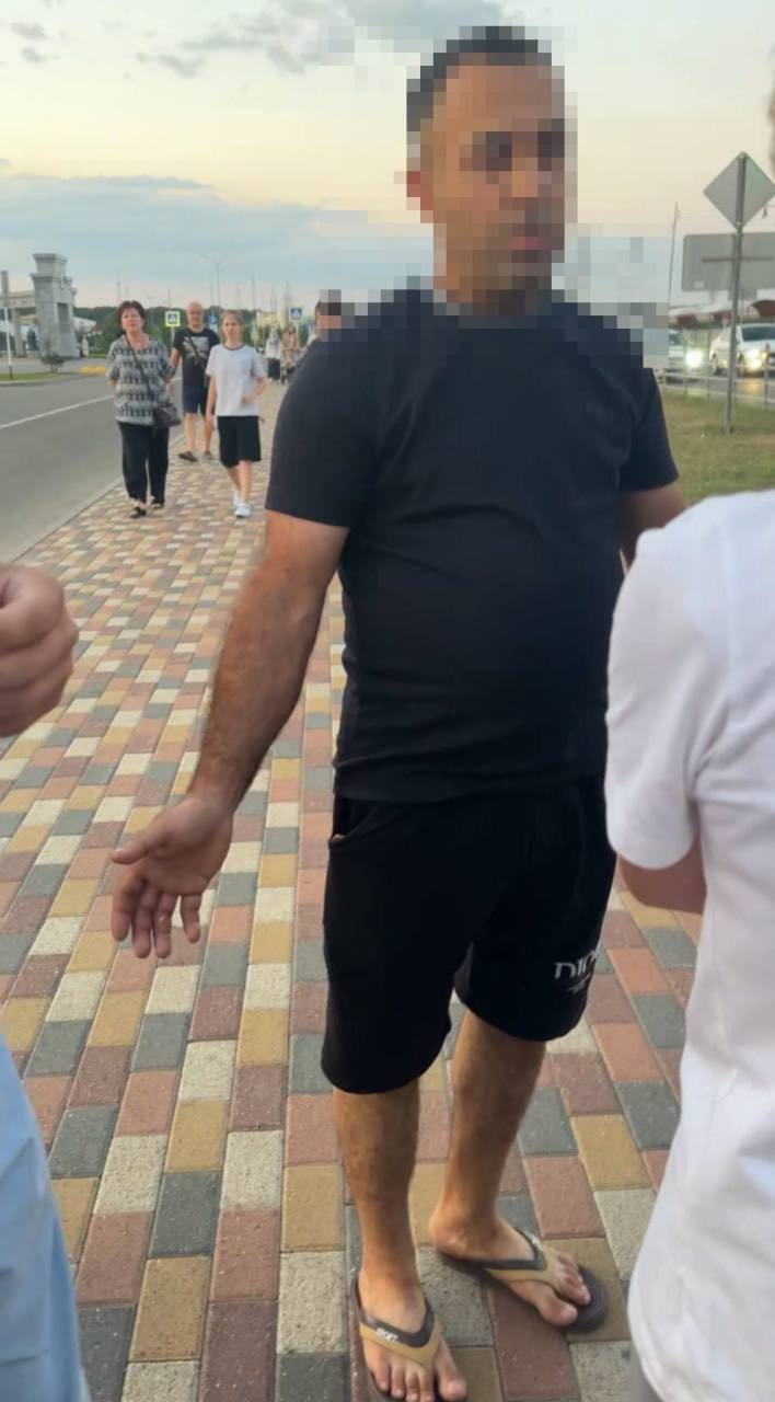 Мужчину, пристававшего к девушке в Ставрополе, выдворят из страны  Напомним, в прошлое воскресенье на юго-западе города девушка прогуливалась вместе с родителями возле фонтана на Владимирской площади. Переходя дорогу, она почувствовала как идущий рядом мужчина потрогал её за интимные места.  Девушка обратилась в полицию, а когда та приехала, гражданин попытался скрыться и заодно обматерил девушку и её семью.  Как сообщили в ГУ МВД по Ставрополью, гражданина доставили в отделение для дальнейшего разбирательства, где выяснилось, что помимо прочего иностранный гражданин имеет проблемы с разрешением на пребывание в РФ.