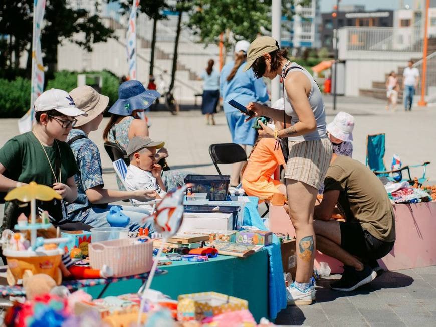 В Казани пройдет летняя Детская барахолка     В парке по улице Мира юные предприниматели смогут продать игрушки, книги и одежду, подарив им вторую жизнь. Ребята также смогут заработать «листики» за оформление стола и рекламные акции, а позднее обменять их на подарки.     Прийти и поддержать детей можно будет завтра с 12:00 до 15:00.    Подписаться на «Вечерку»