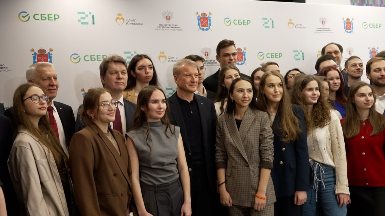 В Петербурге открылся совместный кампус Центра имени В А Алмазова и Школы 21 Здесь будут помогать медикам и студентам осваивать цифровые технологии и искусственный интеллект Для участников разработали несколько образовательных программ самая масштабная Биоинформатика и искусственный интеллект в медицине По ней уже учится 67 человек из них 74 студенты Центра Алмазова еще 26 учащиеся других вузов Петербурга Также в кампусе запустят программы повышения квалификации для врачей и руководителей учреждений Старт обучения запланирован на весну лето 2026 года Поступить в учебное заведение могут студенты медицинский вузов страны и специалисты медицинского профиля Фото скриншот с видео Город Подпишись на Город Telegram MAX ВК