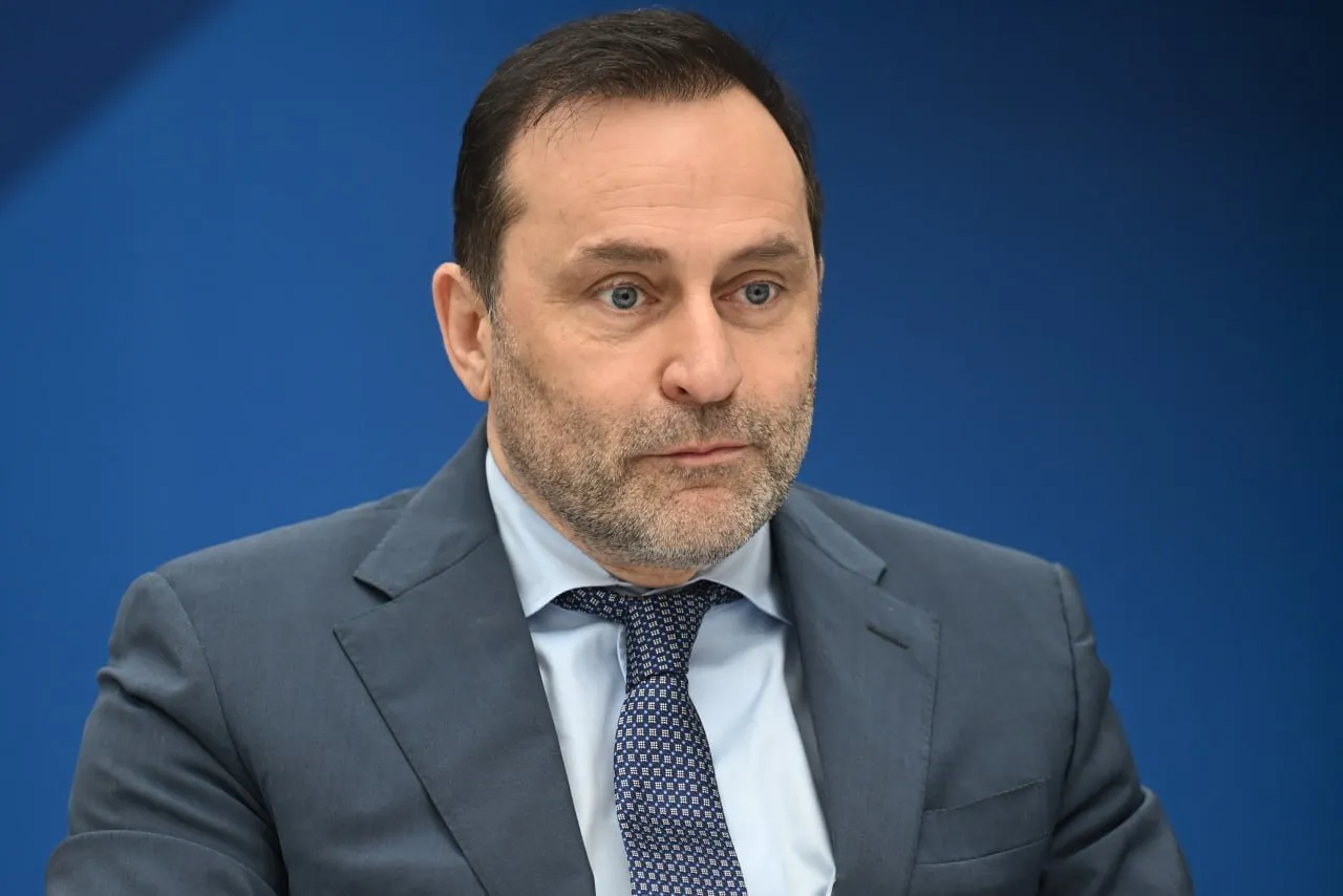 Дмитрий Свищёв избран на пост председателя Федерации лыжного спорта и сноуборда России на четыре года Сегодня состоялась отчётно выборная конференция Федерации лыжных гонок России По её итогам организацию переименовали в Федерацию лыжного спорта и сноуборда России а также объединили с другими федерациями лыжных видов фристайла сноуборда горнолыжного спорта прыжков с трамплина и лыжного двоеборья news matchtv Наш канал в MAX РИА Новости Павел Бедняков