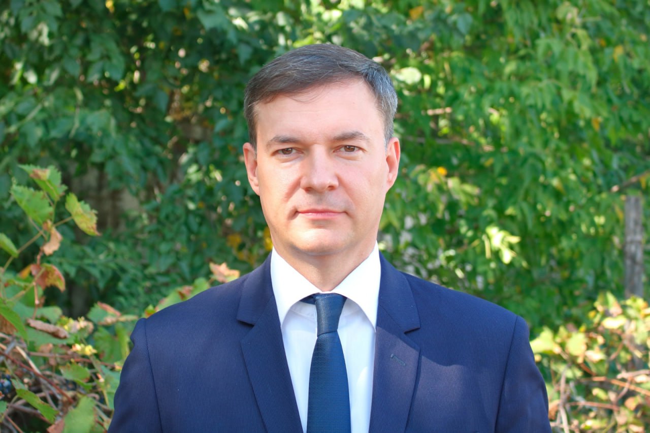 Экс замминистра экологии возглавил казачество Ростовской области Губернатор Ростовской области Юрий Слюсарь подписал указ о назначении Сергея Красавина руководителем департамента по делам казачества и кадетских учебных заведений Об этом сообщили в региональном правительстве Сергей Красавин родился в Ростове В 1999 году окончил Московский государственный университет коммерции а в 2001 году Ростовский государственный университет получив степень магистра по направлению Экономика Работал в департаменте потребительского рынка министерстве экономики и Региональной корпорации развития Несколько лет занимал должность первого заместителя министра природных ресурсов и экологии Ростовской области Теперь Красавин будет курировать вопросы связанные с деятельностью казачьих обществ и кадетских учебных заведений региона Фото правительство Ростовской области ростовскаяобласть новостиростова Подпишись на donnewsru
