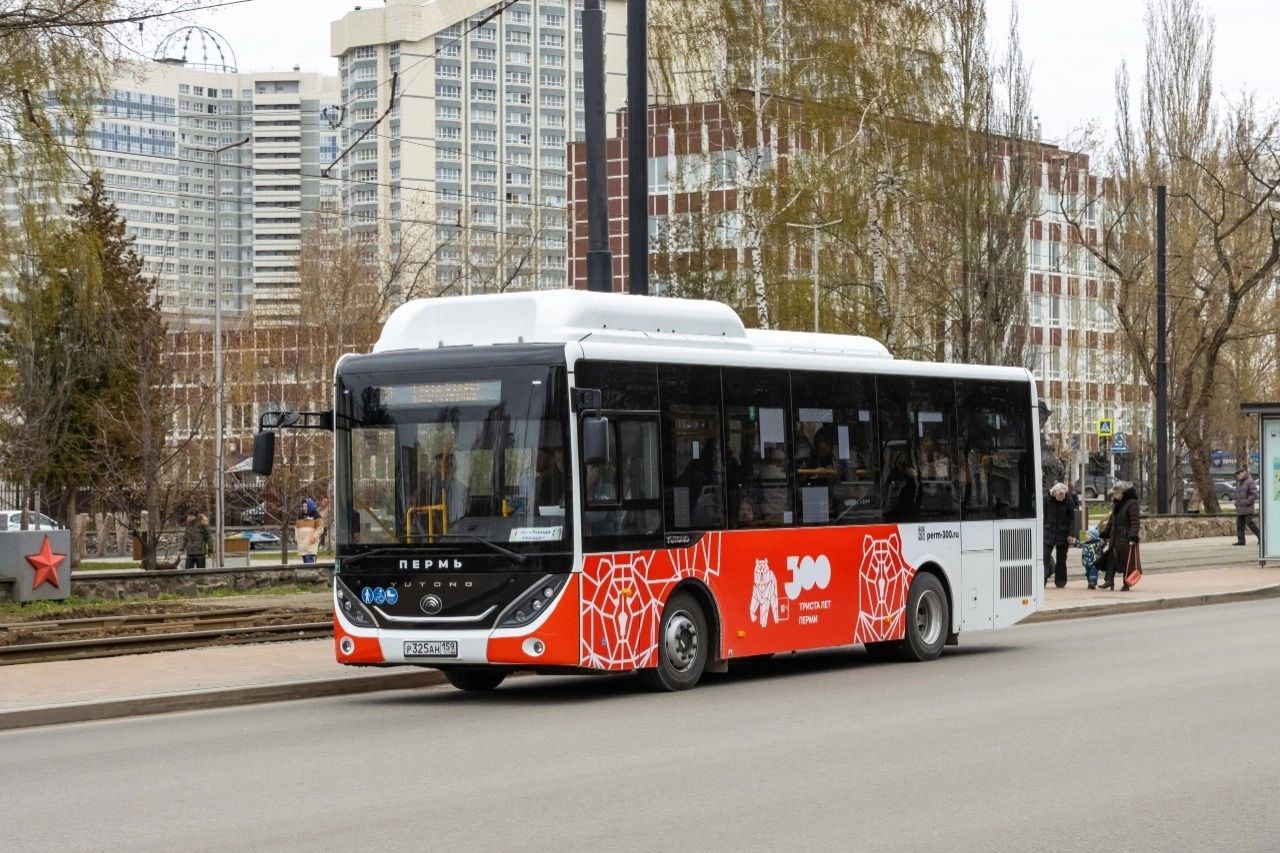 В Пермь поступили новые автобусы для маршрутов №40 и №47.  Автопарк пополнился 7 новыми автобусами. Сейчас идёт оснащение машин оборудованием, после чего они выйдут на маршруты.  Ещё 7 ожидаются на следующей неделе.     Подписаться   Прислать новость