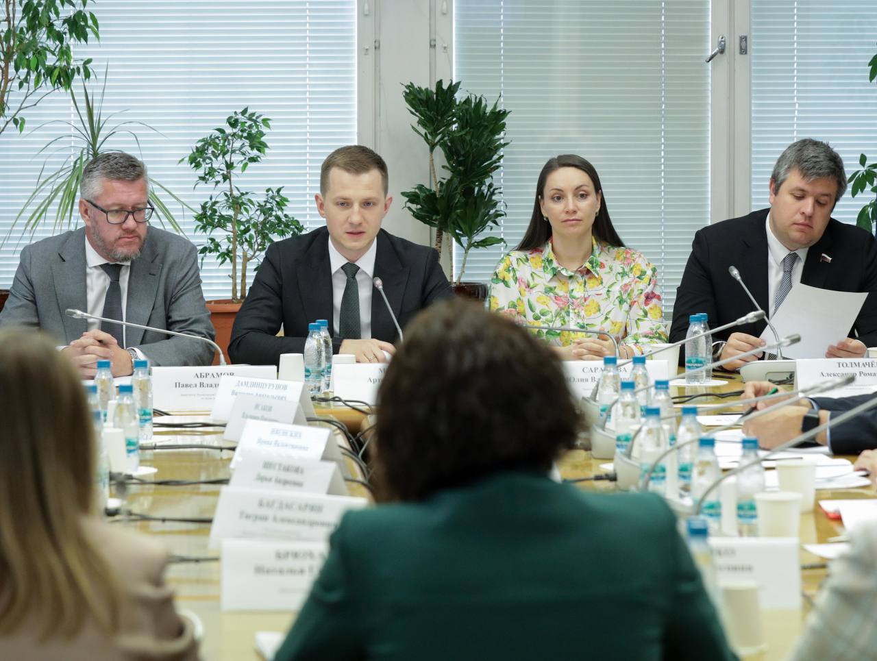 На поддержку молодежных проектов будут выделены дополнительные 5+ миллиардов рублей - такую цель мы ставим перед собой в Комитете по молодежной политике Поможет в этом технология «молодежного инициативного бюджетирования МИБ ». Благодаря ИБ в прошлом году реализовано 37 тыс проектов на 60 миллиардов рублей: в городах появились новые скверы, спортивные площадки, набережные. Но молодежных проектов среди них пока мало. Мы уже добились включения механизма МИБ в закон и нацпроект «Молодежь и дети». До конца года будем помогать регионам принимать необходимые нормативные акты. Вместе с Росмолодежью и Минфином обобщили лучшие практики и разработали типовую модель. Не менее 10% средств пойдет на поддержку молодежных инициатив. Молодежная столица - 2025 Пермь и ее край задают тон: направляют на эти цели до 40%. Формат востребован на всех уровнях: вузы уже создают новые пространства и закупают оборудование по проектам студентов. Участвует бизнес - в Костроме Альфа Банк софинансирует инициативы. В 27 регионах выделяют средства на поддержку школьных проектов. Уникальная технология, которая привлечет большие инвестиции в отрасль. По всей стране будут появляться новые молодежные центры, общественные пространства, проводиться чемпионаты и проекты, а главное, что всё это – по инициативе самой молодежи.