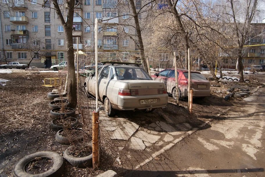 На Кубани ввели штрафы за парковку на газонах и клумбах  Депутаты Заксобрания Кубани сразу в двух чтениях приняли закон, который вводит штрафы за парковку автомобилей на газонах, цветниках и клумбах. Об этом сообщает пресс-служба ЗСК. Документ на рассмотрение парламентариев представил глава Краснодара Евгений Наумов. Согласно законопроекту, сумма штрафа составит 1000 руб., а фото- и видеофиксация будут проводиться без составления протоколов. Однако в документе предусмотрено, что если в том или ином муниципалитет нет технической возможности фиксировать нарушения в автоматическом режиме, штраф будут выписывать именно при составлении протокола.         Подписывайтесь на «Ъ- Кубань-Черноморье» ДЗЕН ВКонтакте  Одноклассники