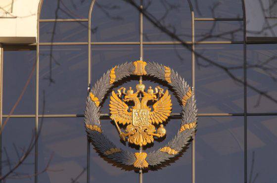 Кресты на гербе официально закрепят законом В Госдуму внесли законопроект который официально прописывает что на гербе должны быть кресты над коронами и на державе Об этом сообщил Вячеслав Володин Суть инициативы в том чтобы не допустить искажения государственных символов Как пояснил Володин до сих пор в публичном поле встречаются изображения герба на которых крестов нет либо же они заменены на что то другое Кубанские Новости   Мы в MAX