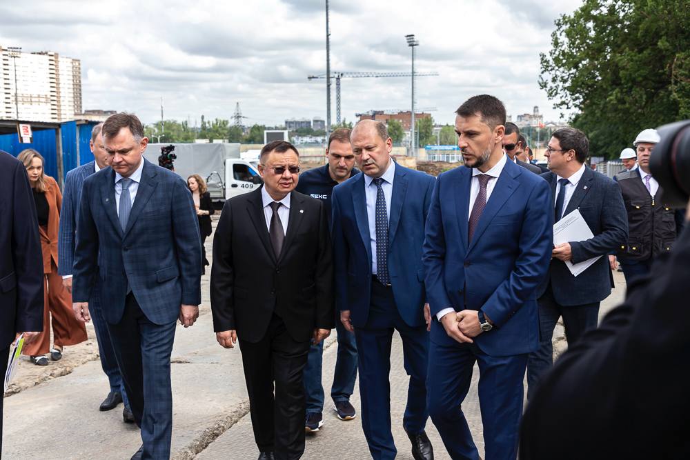 Министр строительства и ЖКХ РФ Ирек Файзуллин ознакомился с проектом строительства второго этапа «Западной хорды» Проект объекта дорожной инфраструктуры Главе Минстроя России представил врио Губернатора Ростовской области Юрий Слюсарь. Планируется строительство четырёхполосной дороги протяжённостью 7,5 км. Проектом предусмотрены четыре эстакады и путепровода, три транспортные развязки и надземный пешеходный переход. В планах устройство лифтов и лестничных сходов с моста-эстакады прямо к Мемориальному комплексу и площади Рыбака. Строительство второй очереди «Западной хорды» замкнет Ростовское транспортное кольцо. Это способствует снижению на дорожно-транспортную сеть Донской столицы, вывести транзитные потоки из города, а также поможет обеспечить безопасное и качественное транспортное сообщение.