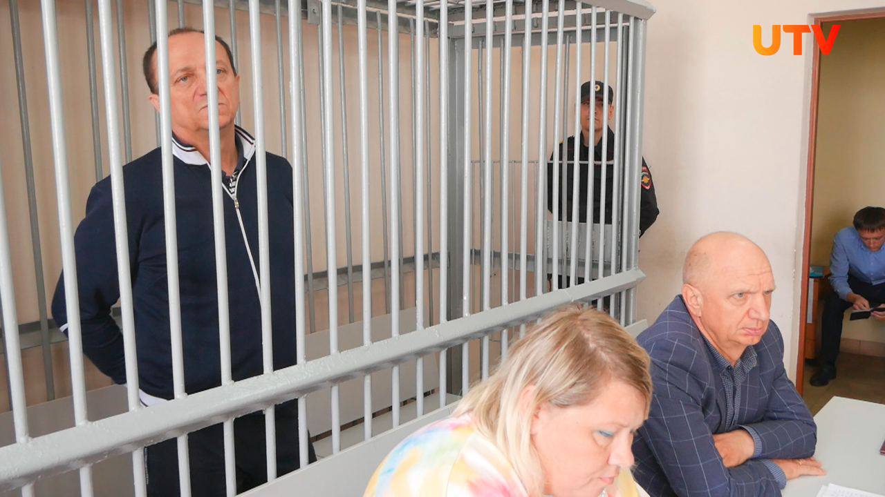 Дело экс-главы Весеннего сельсовета вернулось в суд До этого оно направлялось прокурору из-за процессуальных нарушений. Напомним, Сергея Швецова, который возглавлял посёлок 12 лет, обвиняют в коррупционных преступлениях. В частности, ему вменяют крупное мошенничество группой лиц и использование служебного положения. По версии следствия, Швецов незаконно оформил государственные земли на родственников и близких людей, а также делегировал ремонт дороги без проведения тендера. Общая сумма причиненного муниципальному образованию ущерба в 2022 году оценивалась более чем в 12,7 млн рублей. Оренбуржье