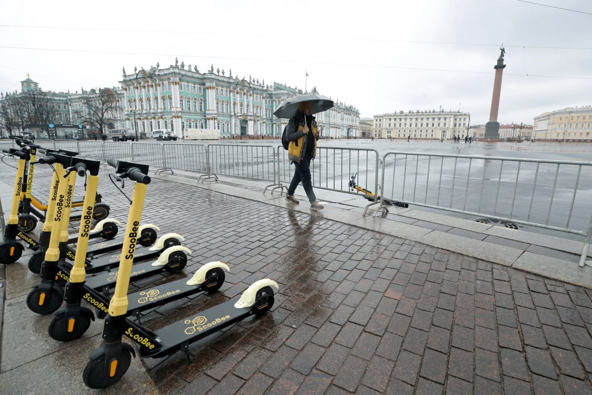 В Санкт-Петербурге ввели запрет на передвижение на электросамокатах в некоторых районах на дни массовых мероприятий — крупных праздников и международных форумов. Например, с 6 по 10 мая 2025 года нельзя будет кататься в пяти районах, а в дни ПМЭФ, с 18 по 22 июня 2025-го, — в шести vc.ru/transport/1969226