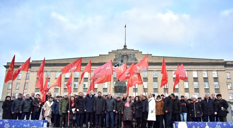 В Орле состоялось возложение цветов к памятнику В. И. Ленину, приуроченное к 101-й годовщине со дня его смерти  Память Владимира Ильича Ленина почтили губернатор Орловской области Андрей Клычков, cенатор Российской Федерации, первый секретарь Орловского обкома КПРФ Василий Иконников, члены орловского областного комитета КПРФ, партийный и комсомольский актив, депутаты областного и городского Советов, представители женского движения «Надежда России» и народно-патриотических сил Орловщины.