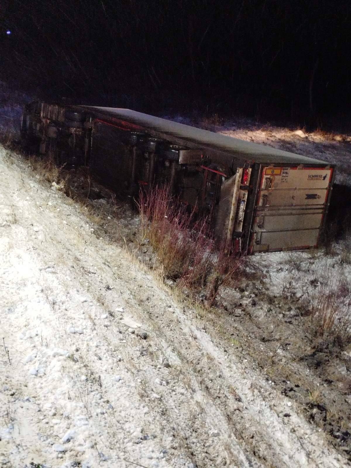 Непогода в Молдове спасатели этим вечером выехали на 5 вызовов связанных с заносами транспорта В Кишиневе с трассы сошли скорая помощь и бетоновоз также помощь потребовалась автомобилистам в Оргеевском Каушанском и Унгенском районах Пострадавших нет Власти призывают водителей отправляться в путь только на подготовленных к зиме автомобилях иметь при себе лопату песок и цепи а также держать телефон заряженным В случае опасности звоните по номеру 112