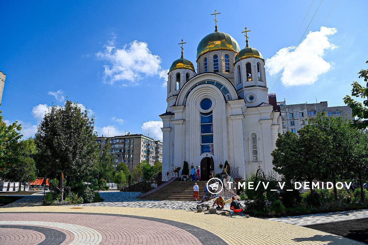 Обновлённый сквер возле Почаевской церкви на бульваре Юности будет готов ко Дню города    Там появится пергола с качелями, гамаки, лавочки, урны, скамья-клумба, арка-фотозона, детская площадка, тропа здоровья, спортплощадка с беговыми дорожками, сцена с радиусной скамьей, тротуарное покрытие TerraWay и контактный фонтан.   Сейчас в сквере укладывают плитку и покрытие, устанавливают бортовые камни, монтируют освещение, а ещё занимаются озеленением, подготовкой детских зон и устройством площадки под модульный туалет.  Пишите нам:       №1