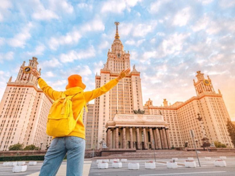 Стоимость обучения в крупнейших высших учебных заведениях Москвы по специальностям "Экономика" и "Юриспруденция" увеличилась на 5-19,5% в 2025-2026 учебном году, об этом ТАСС сообщили в ведущих вузах столицы.   В Российском государственном социальном университете  РГСУ  цена выросла по сравнению с прошлым годом примерно на 15%. Обучение в бакалавриате по обоим направлениям стоило 287 700 руб. в 2024 году, теперь - 328 100 руб., в магистратуре было 306 900 руб., стало - 356 000 руб.   В РАНХиГС также сообщили, что стоимость по данным программам выросла в среднем на 15%.   В МИСИС в 2025 году стоимость обучения увеличена на 5-12% по сравнению с прошлым годом.   В Московском Политехе стоимость увеличилась на 7,2%. В 2024 году за обучение по экономическим специальностям надо было платить 321 000 руб. в год, а теперь - 345 100 руб.